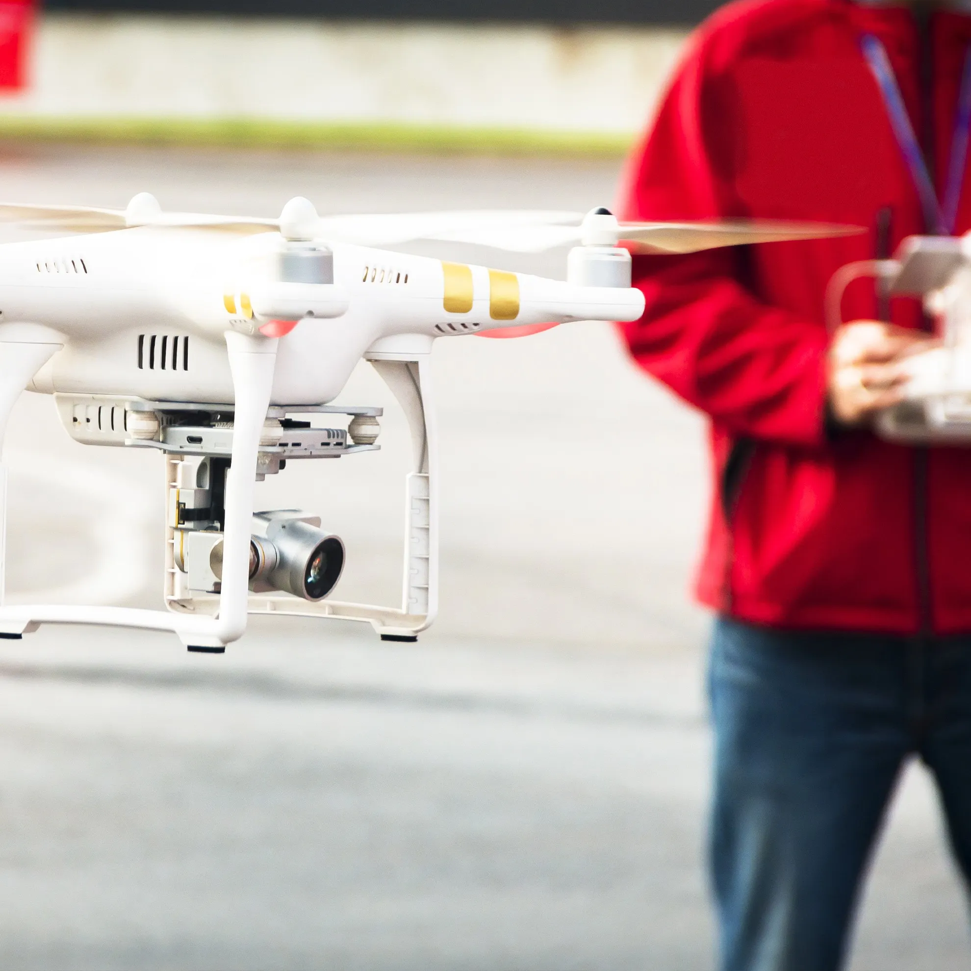 Operatore certificato ENAC con drone