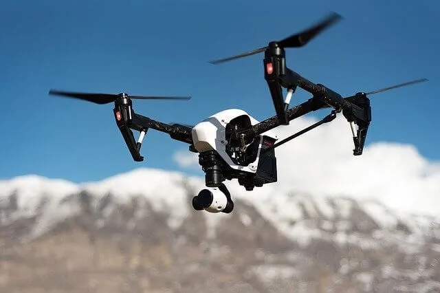 Drone professionale in volo per un rilievo